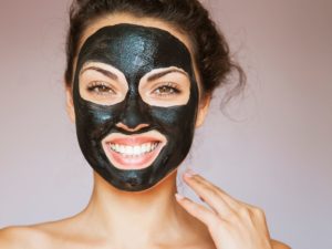 Véritable concentré de soin de beauté, le masque visage maison est devenu le produit préféré des femmes qui désirent une peau belle et jeune tout en restant naturelle !