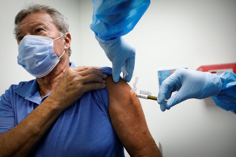 Un homme âgé recevant une dose de vaccin contre la Covid-19