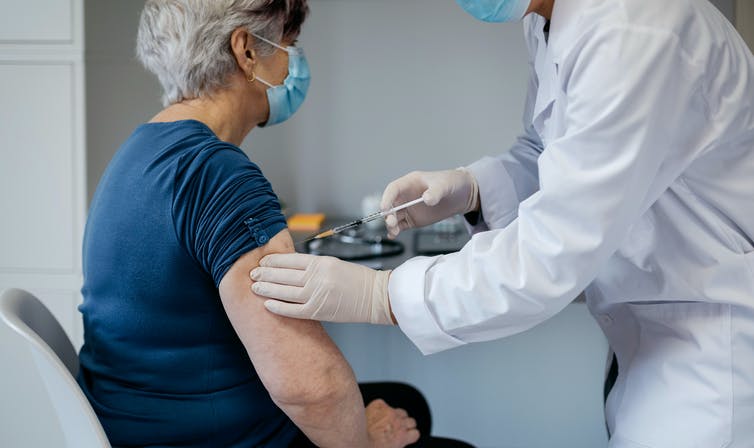 Une femme âgée se faisant vacciner